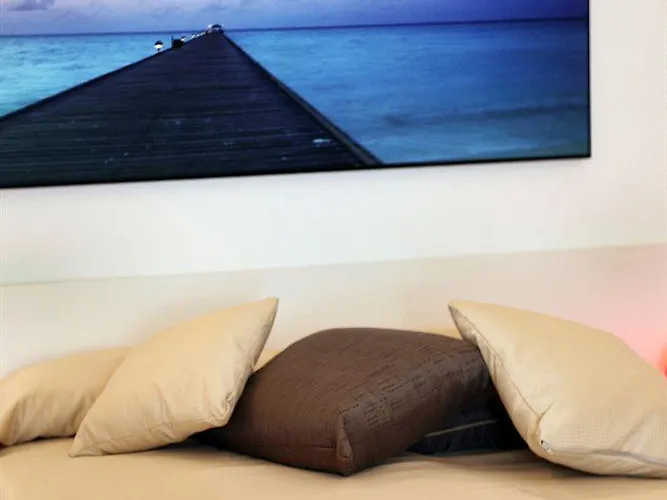 Sea לינה וארוחת בוקר 4*